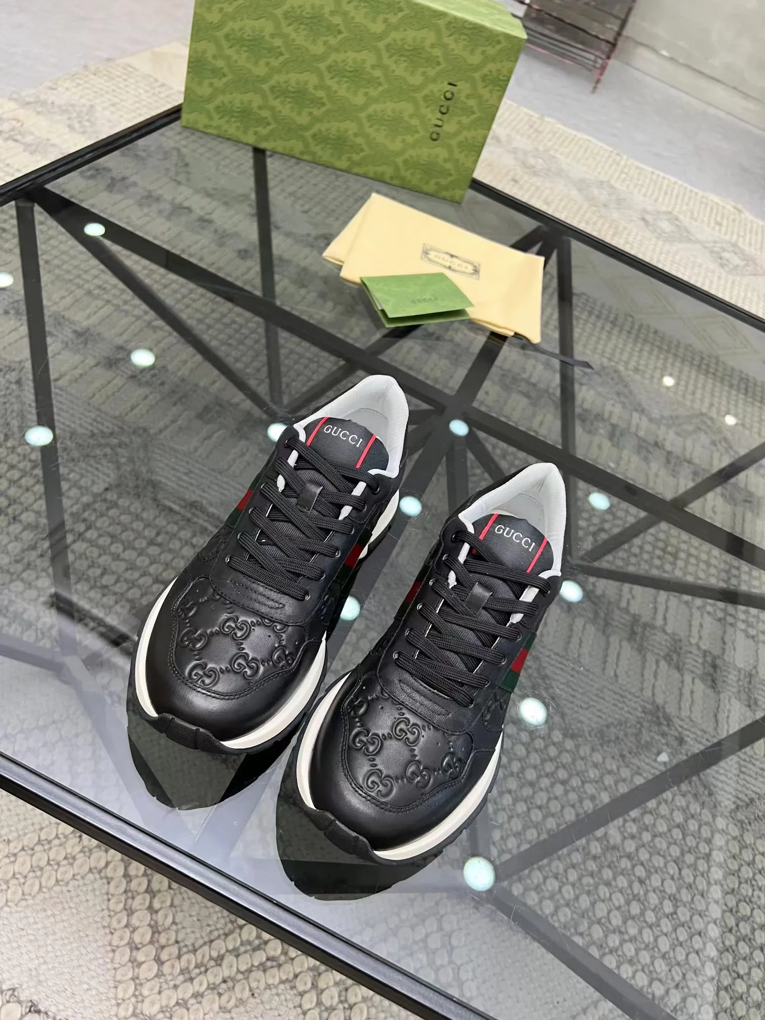Factory price: 480💰New men's shoes GUCCI [Lightning] latest shoes shipped. Original quality, fashionable, made of special materials, sheepskin lining, brand new packaging. The foot feels super comfortable and the workmanship is impeccable. Size: 38-44, customized 45